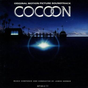 Un grupo de jubilados que vive en una residencia se escapa para nadar en una piscina vecina. Después del baño se dan cuenta de que poco a poco recuperan el vigor y el aspecto de su juventud y es que en la piscina hay unos extraños huevo que en realidad son una especie extraterrestre que está preparando el regreso a su planeta.