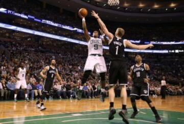 Rajon Rondo vuela e intenta lanzar ante Mason Plumlee.