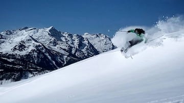 El esquiador Aymar Navarro esquiando en la Val d'Aran tras la nevada de este 26 de septiembre.