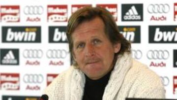 Schuster en rueda de prensa