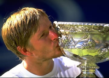 Rusia se estrenó en la cima con el de Sochi, campeón en Australia y Roland Garros. El suyo fue un ascenso sumamente extraño, pues lo consiguió después de caer derrotado en primera ronda en seis torneos consecutivos. Le duró un mes que a Moyá antes de entregar el testigo a Rafter.