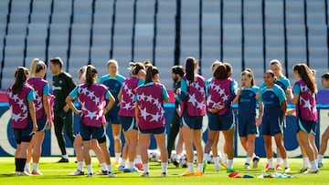 Las jugadoras del FC Barcelona femenino durante el entrenamiento que han realizado este viernes en el Estadio Olímpico Lluis Companys.