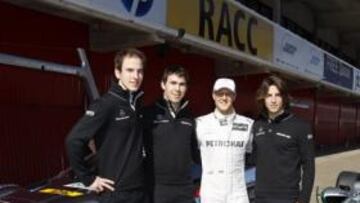 <b>TRES PROMESAS Y UNA LEYENDA. </b>El alemán Christian Vietoris, el canadiense Robert Wickens y Roberto Merhi, junto a Michael Schumacher.