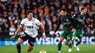 VALENCIA, 10/01/2026.- El centrocampista suizo del Valencia Filip Ugrinic (i) dirige el balón durante el partido de la jornada 19 de LaLiga EA Sports que disputan el Valencia CFy el Elche CF este sábado, en el estadio de Mestalla. EFE/ Biel Aliño
