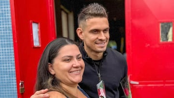 Rafael Santos Borré da donaciones a los damnificados y reparte rosas por el Día de la Madre.