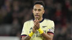 ARCHIVO - 20 de noviembre de 2021, Reino Unido, Liverpool: Pierre-Emerick Aubameyang del Arsenal aplaude a los fanáticos durante el partido de fútbol de la Premier League inglesa entre el Liverpool FC y el Arsenal FC en Anfield Stadium. El Arsenal ha desp