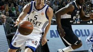 <b>SUPERIOR. </b>Prigioni desborda a Murray ante la mirada de Molin (segundo técnico blanco) y Tucker, que espera en la banda el cambio.