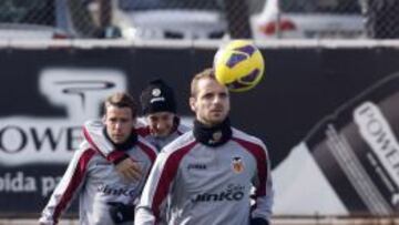 El delantero valencianista Roberto Soldado, recuperado de una lesi&oacute;n de mu&ntilde;eca estar&aacute; disponible ante el Mallorca.