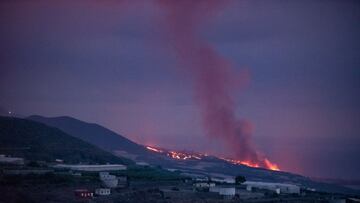 GRAFCAN6392. TAZACORTE (LA PALMA), 09/11/2021.- El volc&aacute;n de Cumbre Vieja, en La Palma, contin&uacute;a este martes con su actividad cuando se cumplen 52 d&iacute;as desde el comienzo de la erupci&oacute;n y la lava ha llegado a la playa de Los Gui