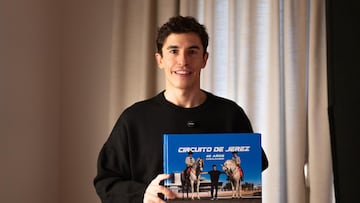 Marc Márquez con el libro que conmemora el 40 aniversario del Circuito de Jerez Ángel Nieto.