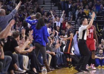 Stephen Curry baila frente a seguidores después de anotar.