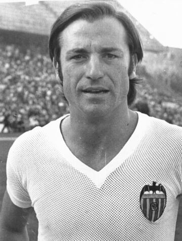 El hispalense defendió la camiseta del equipo valenciano durante cinco temporadas entre 1971 y 1976. Jugó 90 encuentros en los que anotó 26 goles. 