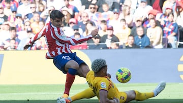 Morata, en una acción con Araújo la temporada pasada en el Camp Nou.