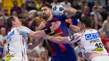 El esloveno del Barça Janc Blaz (c) lucha con Claar (i) y Jonsson (d), del Magdeburgo alemán.