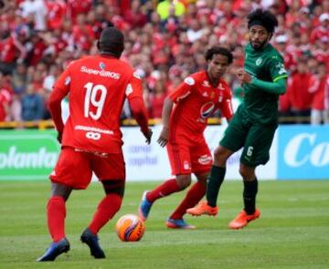 Más de 25 mil hinchas rojos acompañaron al América en su regreso a El Campín en la primera división.