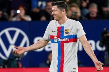 Barcelona's Polish forward Robert Lewandowski reacts as he is expulsed from the pitch after receiving a second yellow card during the Spanish league football match between CA Osasuna and FC Barcelona at El Sadar stadium in Pamplona on November 8, 2022. (Photo by CESAR MANSO / AFP)