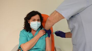 Un trabajador sanitario inyecta una dosis de la de Pfizer-BioNTech contra la Covid-19 a una sanitaria del Hospital Infanta Sofía de San Sebastián de los Reyes, Madrid (España), a 9 de febrero de 2021. Los sanitarios comenzaron a vacunarse en el hospital el pasado 11 de enero. Desde entonces, se ha priorizado inmunizar a todo el personal sanitario y al resto de profesionales que trabajan en primera línea con "pacientes covid" en el centro.
09 FEBRERO 2021;VACUNAS;CORONAVIRUS;INMUNIDAD;CONTAGIOS;FALLECIDOS;SANIDAD;INFECTADOS;PANDEMIA;HOSPITAL;HOSPITALIZADOS;VACUNADOS
Marta Fernández Jara / Europa Press
09/02/2021