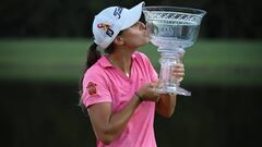 La golfista espa&ntilde;ola Marta San besa el trofeo de campeona del IOA Golf Classic del Symetra Tour.