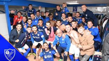 Los futbolistas del Linares celebran un triunfo en el vestuario.