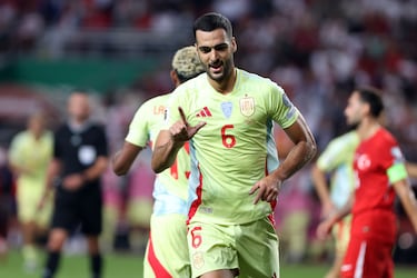 Jugada al primer toque dentro del área turca, con Nico Williams jugando para Oyarzabal, que se la entrga a un Mikel Merino que engancha un poderoso zurdazo, imparable para Çakir. Brutal.
