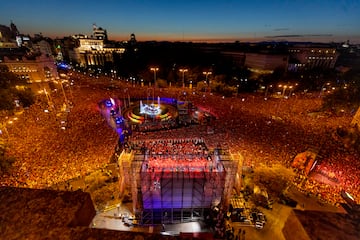 Miles de aficionados se concentran en la plaza de Cibeles para celebrar con los jugadores de la selección española el título de campeones de Europa.
