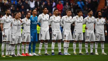 Los jugadores del Real Madrid, durante el minuto de silencio por Alfonso Herrerín