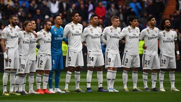Los jugadores del Real Madrid, durante el minuto de silencio por Alfonso Herrer&iacute;n