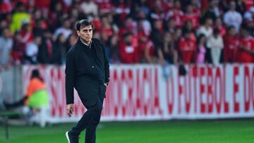 Futbol, Internacional vs Colo Colo.
Copa Sudamericana 2022.
El entrenador de Colo Colo Gustavo Quinteros dirige a sus jugadores  durante el partido por los octavos de final de la Copa Sudamericana contra Internacional en el estadio Beira-Rio, Porto Alegre, Brasil.
05/07/2022
Max Peixoto/DiaEsportivo/Photosport

Football,  Internacional vs Colo Colo.
2022 Copa Sudamericana Championship.
Colo Colo’s head coach Gustavo Quinteros gives instructions during match round of 16 of Copa Sudamericana championship against Internacional at Beira-Rio stadium in Porto Alegre, Brazil.
05/07/2022
Max Peixoto/DiaEsportivo/Photosport