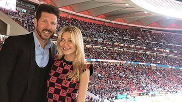 El &quot;Cholo&quot; Simeone y Carla Pereyra en las gradas del Wanda Metropolitano.