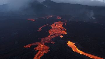 LA PALMA, SPAIN - NOVEMBER 13: Members of the public watch and take photographs as the Cumbre Vieja volcano continues to erupt on November 13, 2021 in La Palma, Spain. The volcano has been erupting since September 19, 2021 after weeks of seismic activity,