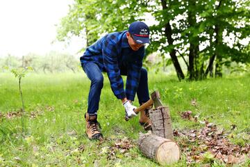 Alexander Albon talando un trozo de madera.