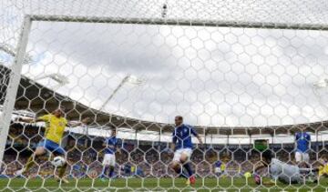 El jugador sueco falló un gol clarísimo a puerta vacía con el marcador en empate a cero, aunque el árbitro invalidó la jugada después por fuera de juego.