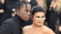 Travis Scott y Kylie Jenner en el  Heavenly Bodies: Fashion &amp; The Catholic Imagination Costume Institute Gala en el Museo Metropolitano de Arte, Nueva York. Mayo 7, 2018. 