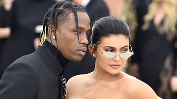 Travis Scott y Kylie Jenner en el Heavenly Bodies: Fashion & The Catholic Imagination Costume Institute Gala en el Museo Metropolitano de Arte, Nueva York. Mayo 7, 2018.
