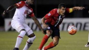 Balanta golpea a Bonet y recibe la segunda tarjeta amarilla apenas en 18 minutos de juego.