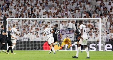 3-2. El debutante Nico Paz recibe el balón de espaldas a la portería rival, se gira y dispara desde fuera del área superando a Alex Meret.