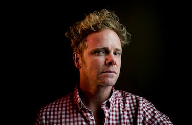 Interpretó a Matthew, el cuñado de Judith en la temporada 14. Su personaje aportaba un toque internacional y cómico a la trama. Falleció en octubre de 2025 a los 59 años debido a un cáncer de páncreas.