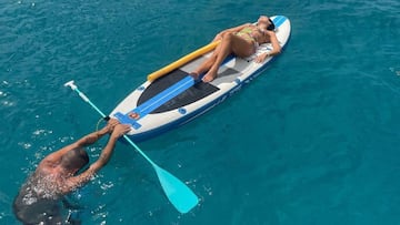 La cantante Dua Lipa reposa estirada sobre su tabla de Paddle Surf en Ibiza, en agosto del 2022. 