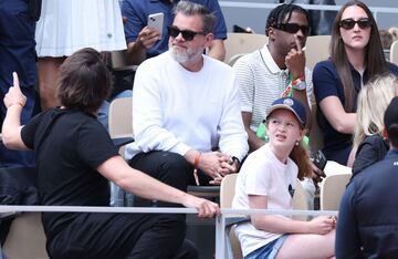 Clovis Cornillac y Emmanuel Sow en la final de Roland Garros 2024 disputada en la pista Court Philippe Chatrier de París.