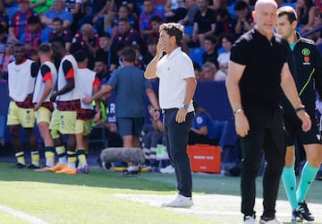 El entrenador se lleva la mano a la cara como no dando crédito.