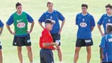 <b>CON LA CANTERA.</b> Aguirre se llevará a 17 jugadores, entre ellos ocho canteranos, al amistoso que hoy disputará el Atlético en Albacete.