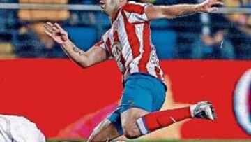 <b>LEVANTÓ AL EQUIPO. </b>Simao marca el 3-4 ante Diego López, un gol que dio vida al Atlético en El Madrigal cuando menos parecía tenerla.