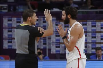 El base de la seleccin espa?ola de baloncesto Ricky Rubio conversa con el rbitro durante el partido ante Rusia, por el tercer y cuarto puesto del Eurobasket 2017.