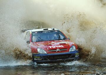 Con Citroën Sainz vivió una bonita despedida del Mundial. A pesar de que entró ‘con calzador’ en la formación francesa, pronto se ganó su confianza, siendo pieza clave en el desarrollo del Xsara, que sobre todo en tierra tenía muchas carencias. La aportación del madrileño fue básica para cimentar la década de éxitos de Loeb y Citroën, y se lo agradecieron organizando una despedida a lo grande en la Puerta de Alcalá. En 2005, ya retirado, tuvo que acudir a su llamada para correr en Turquía y Acrópolis.