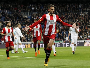 Stuani makes it 1-1 with a nice header.