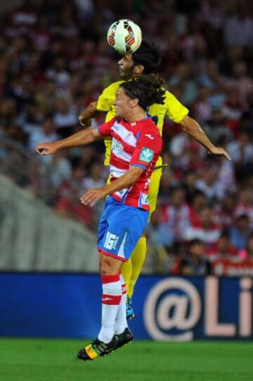 Manuel Trigueros y Manuel Iturra durante el partido de la tercera jornada de Liga en Primera División 