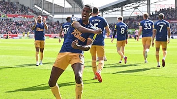 Alexander Isak, jugador del Newcastle, celebra su gol ante el Brentford.