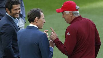 GRA224. MADRID, 17/04/2017.- El entrenador del Bayern de Munich, el italiano Carlo Ancelotti (d), conversa con el director de relaciones institucionales del Real Madrid, Emilio Butragueño (c), ante el exjugador Bixente Lizarazu (i), durante el entrenamiento llevado a cabo hoy en el estadio Santiago Bernabéu de Madrid, para preparar el partido de vuelta de los cuartos de final de la Liga de Campeones que mañana disputarán frente al Real Madrid. EFE/Kiko Huesca