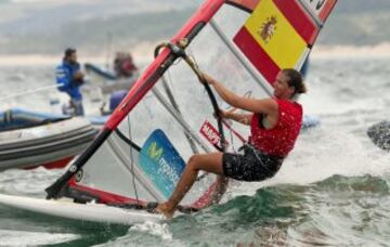 La regatista española de la clase RS:X Marina Alabau, durante la regata final celebrada hoy en el campo de La Duna, en el octavo día del Mundial de Vela Santander 2014 que se celebra en la capital cántabra hasta el 21 de septiembre. 