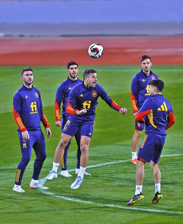 César Azpilicueta remata de cabeza ante la mirada de Aymeric Laporte, Marco Asensio, Pablo Sarabia y Pedri.